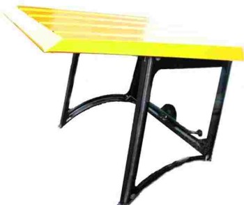 A Capota Agroleite possui desenvolvimento especifico com estrutura met&aacute;lica desenvolvida em perfis de fabrica&ccedil;&atilde;o pr&oacute;pria elaborado a partir de bobinas de a&ccedil;o carbono SAE 1008/1010. Os perfis de conforma&ccedil;&atilde;o continua Agroleite foram especialmente elaborados para propiciar maior resist&ecirc;ncia mec&acirc;nica visando aumentar a seguran&ccedil;a do operador sem comprometer o design inovador e moderno das nossas capotas. O processo de fabrica&ccedil;&atilde;o da cabina segue r&iacute;gidos padr&otilde;es de qualidade e controle especificados e certificados pela ISO 9001 e 14001. VIDROS A Capota possui vidros verdes temperados de 4 mm de espessura, possibilitando grande visibilidade (mais de 80 % de &aacute;rea aberta), maior resist&ecirc;ncia mec&acirc;nicas e seguran&ccedil;a ao operador (em caso de quebra do vidro, os estilha&ccedil;os ser&atilde;o extremamente pequenos n&atilde;o colocando em risco a vida do operador). Devido &agrave; disponibilidade de a Agroleite possuir modelagem e t&ecirc;mpera pr&oacute;pria, as pe&ccedil;as s&atilde;o expostas a testes de fragmenta&ccedil;&atilde;o, toda essa tecnologia nos permite fabricar vidros com diversas espessuras formatos, na cor verde. ACABAMENTOS O processo de pintura da cabina &eacute; eletrost&aacute;tica na cor preto texturizado, acabamento interno em pl&aacute;stico ou fibras de vidro.E possui os seguintes componentes: ITENS DE S&Eacute;RIE: LIMPADOR DIANTEIRO, para capota fechada com frente; VIDROS TEMPERADOS VERDES OU FUM&Ecirc;S