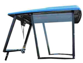 A Capota Agroleite possui desenvolvimento especifico com estrutura met&aacute;lica desenvolvida em perfis de fabrica&ccedil;&atilde;o pr&oacute;pria elaborado a partir de bobinas de a&ccedil;o carbono SAE 1008/1010. Os perfis de conforma&ccedil;&atilde;o continua Agroleite foram especialmente elaborados para propiciar maior resist&ecirc;ncia mec&acirc;nica visando aumentar a seguran&ccedil;a do operador sem comprometer o design inovador e moderno das nossas capotas. O processo de fabrica&ccedil;&atilde;o da cabina segue r&iacute;gidos padr&otilde;es de qualidade e controle especificados e certificados pela ISO 9001 e 14001. VIDROS A Capota possui vidros verdes temperados de 4 mm de espessura, possibilitando grande visibilidade (mais de 80 % de &aacute;rea aberta), maior resist&ecirc;ncia mec&acirc;nicas e seguran&ccedil;a ao operador (em caso de quebra do vidro, os estilha&ccedil;os ser&atilde;o extremamente pequenos n&atilde;o colocando em risco a vida do operador). Devido &agrave; disponibilidade de a Agroleite possuir modelagem e t&ecirc;mpera pr&oacute;pria, as pe&ccedil;as s&atilde;o expostas a testes de fragmenta&ccedil;&atilde;o, toda essa tecnologia nos permite fabricar vidros com diversas espessuras formatos, na cor verde. ACABAMENTOS O processo de pintura da cabina &eacute; eletrost&aacute;tica na cor preto texturizado, acabamento interno em pl&aacute;stico ou fibras de vidro.E possui os seguintes componentes: ITENS DE S&Eacute;RIE: LIMPADOR DIANTEIRO, para capota fechada com frente; VIDROS TEMPERADOS VERDES OU FUM&Ecirc;S 